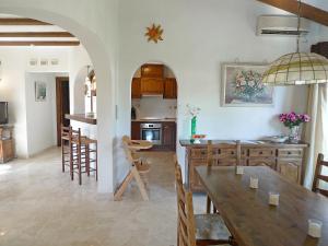 デニアにあるHoliday Home El Paradiso by Interhomeのキッチン、リビングルーム(テーブル、椅子付)