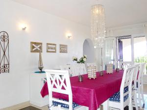 カルプにあるHoliday Home Villa Avalon by Interhomeのダイニングルーム(紫のテーブルクロス付きのテーブル付)