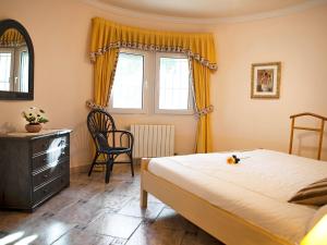 FanadixにあるHoliday Home Calina by Interhomeのベッドとドレッサーと窓のある寝室