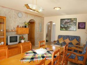 TV a/nebo společenská místnost v ubytování Holiday Home Mestral by Interhome