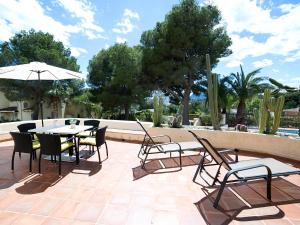 un patio con mesa, sillas y sombrilla en Holiday Home Luz y Paz by Interhome, en Altea la Vieja