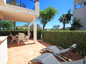 eine Terrasse mit Stühlen, einem Tisch und einem Zaun in der Unterkunft Apartment Alma del Sol by Interhome in Denia