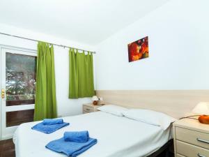 プラヤ・デアロにあるHoliday Home Los Pinos by Interhomeのベッドルーム1室(ベッド1台に青いタオル2枚付)