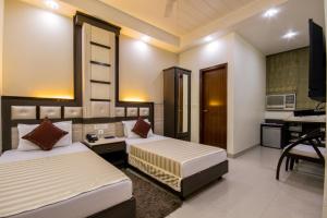 Postel nebo postele na pokoji v ubytování Hotel Aster Inn New Delhi