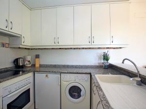 eine Küche mit einer Waschmaschine und einem Waschbecken in der Unterkunft Apartment Alma del Sol by Interhome in Denia