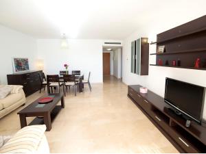 Televízia a/alebo spoločenská miestnosť v ubytovaní Apartment Altea La Nova-7 by Interhome