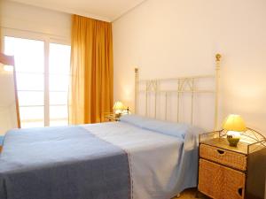 Un dormitorio con una cama grande y una ventana en Apartment Altea Dorada by Interhome, en Altea la Vieja