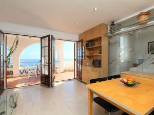 comedor con mesa y vistas al océano en Apartment Bloc Goya by Interhome, en Begur