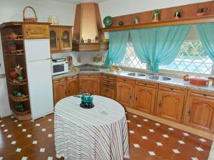 Kitchen o kitchenette sa Holiday Home La Poza by Interhome