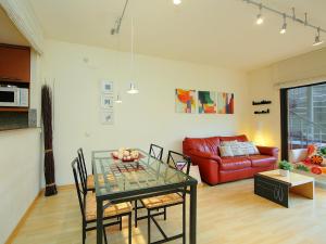 Posezení v ubytování Apartment Jardins Sa Boadella by Interhome