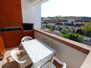 una mesa y sillas en un balcón con vistas en Apartment Lecci-2 by Interhome en Eraclea Mare