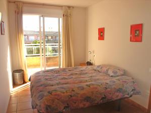 Katil atau katil-katil dalam bilik di Apartment La Senia by Interhome