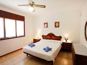 een slaapkamer met een bed met twee blauwe handdoeken erop bij Holiday Home El Rinconcito by Interhome in L'Ampolla
