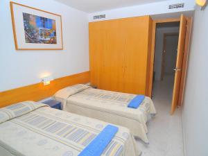 AduanasにあるApartment Atarazanas by Interhomeのベッド2台とクローゼットが備わる客室です。