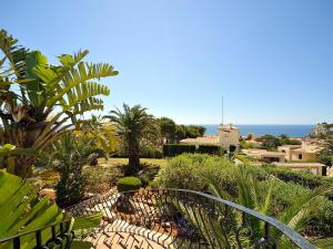 Balcon del MarにあるHoliday Home Libertad by Interhomeの植物と海の景色を望む庭園