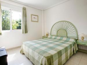 デニアにあるApartment Residencial Mediterráneo by Interhomeのベッドルーム(ベッド1台、窓付)