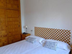 デニアにあるHoliday Home Mimosa-1 by Interhomeのベッドルーム1室(白いベッド1台、枕2つ付)