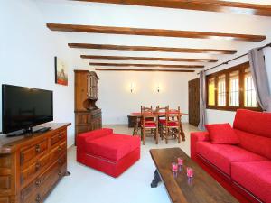 デニアにあるVilla Les Canyes by Interhomeのリビングルーム(赤い家具、テーブル付)