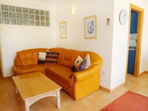 sala de estar con sofá y mesa en Apartment Pueblo Casanova-9 by Interhome, en Calpe