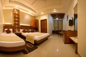 Postel nebo postele na pokoji v ubytování Hotel Aster Inn New Delhi