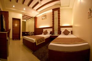 Postel nebo postele na pokoji v ubytování Hotel Aster Inn New Delhi