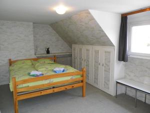 um quarto com uma cama num sótão em Apartment Poperinge by Interhome em Poperinge