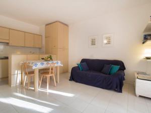 salon z kanapą i stołem w obiekcie Apartment Casina by Interhome w mieście Porto Azzurro