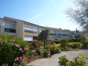 um edifício com um monte de flores na frente dele em Apartment La Plage Dorée by Interhome em Bandol