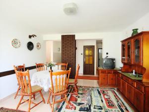 バラトンフェニヴェシュにあるHoliday Home Picea by Interhomeのダイニングルーム(テーブル、椅子、テレビ付)