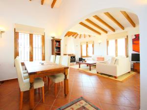 Monte PegoにあるHoliday Home Del Azahar by Interhomeのリビングルーム(木製テーブル、白い椅子付)