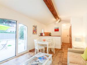- un salon avec une table et un canapé dans l'établissement Holiday Home Le Pilon by Interhome, à Saint-Tropez