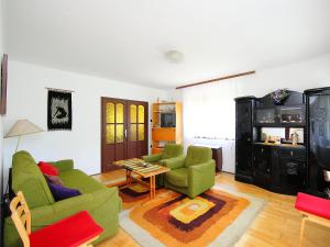 バラトンフェニヴェシュにあるHoliday Home Picea by Interhomeのリビングルーム(緑の椅子2脚、テーブル付)