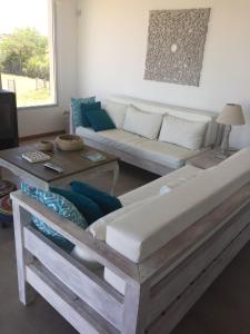 a living room with a couch and a table at La Toscana 1 in Piriápolis