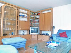- un salon avec un canapé et une télévision dans l'établissement Holiday Home Reithammer Weg by Interhome, à Kreitlapperei