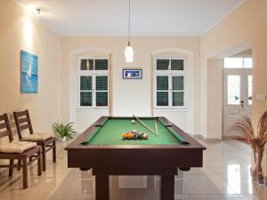 Biliardový stôl v ubytovaní Villa Bea by Interhome