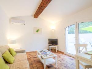 Un televizor și/sau centru de divertisment la Holiday Home Le Pilon by Interhome
