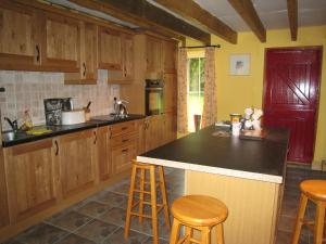 
A kitchen or kitchenette at Holiday Home Glenhouse
