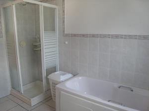 Vannituba majutusasutuses Holiday Home Glenvale Cottage by Interhome