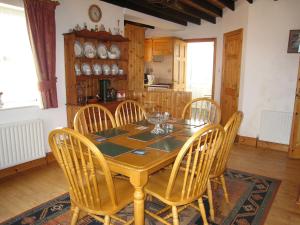 Holiday Home Glenvale Cottage by Interhome في Valley: غرفة طعام مع طاولة وكراسي خشبية