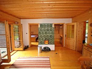 ein Wohnzimmer mit einem Kamin in einer Blockhütte in der Unterkunft Chalet Haus Ahlfeld by Interhome in Sankt Aegyd am Neuwalde