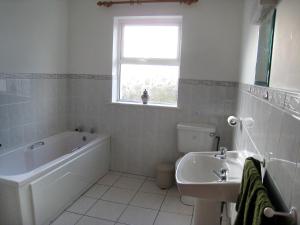 Vannituba majutusasutuses Holiday Home Glenvale Cottage by Interhome