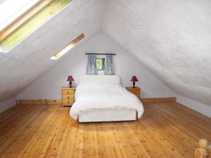 
A bed or beds in a room at Holiday Home Glenhouse
