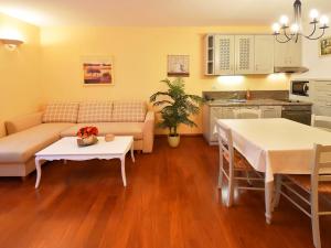 Dapur atau dapur kecil di Apartment Deni-2 by Interhome
