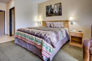 Säng eller sängar i ett rum på Booneslick Lodge - Neosho