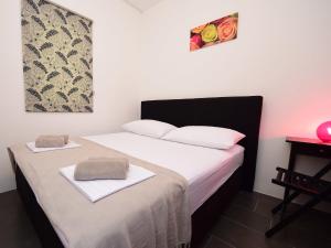 Ένα ή περισσότερα κρεβάτια σε δωμάτιο στο Apartment Molo Lozna-6 by Interhome