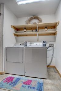 a kitchen with a washer and dryer in a room at Booneslick Lodge - Neosho in Neosho