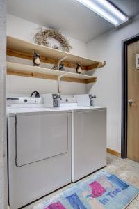 cocina con lavadora y secadora en una habitación en Booneslick Lodge - Neosho, en Neosho