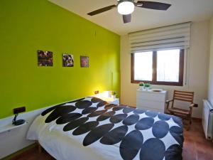 ランポーヤにあるVilla Perales by Interhomeの緑の壁のベッドルーム1室(大型ベッド1台付)