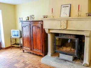 SalviacにあるHoliday Home Pech Gaillard by Interhomeのリビングルーム(暖炉、テレビ付)