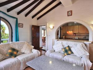 una sala de estar con 2 sofás blancos y una mesa. en Holiday Home Vina by Interhome en Balcon del Mar